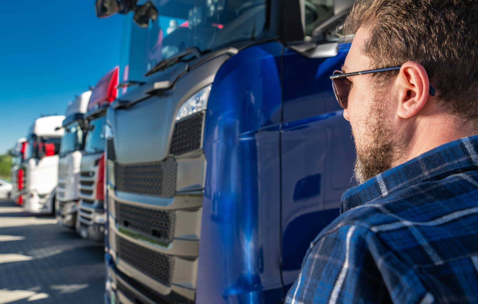 man filing a truck accident claim in texas