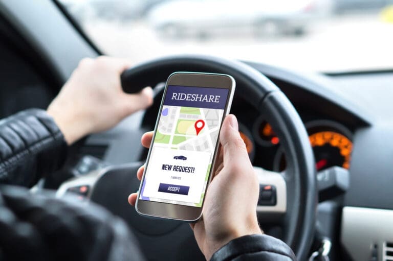 Responsabilidad civil en caso de accidentes de Uber: guía legal para conductores de servicios de transporte compartido