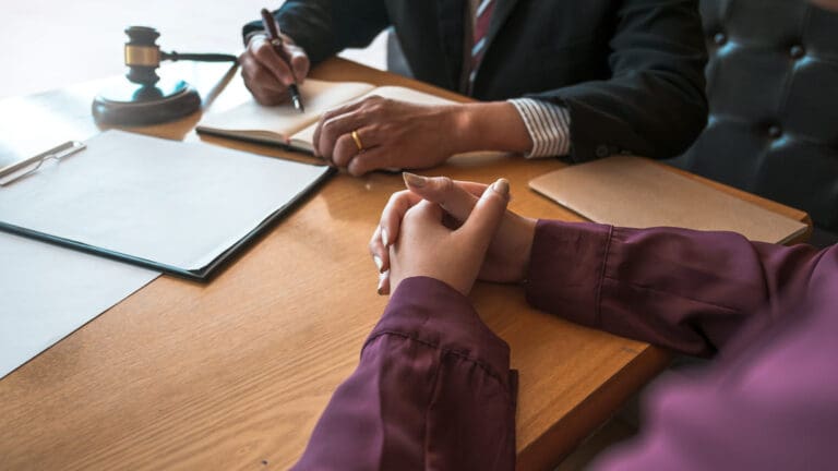 Consulta con un abogado: qué debes llevar contigo
