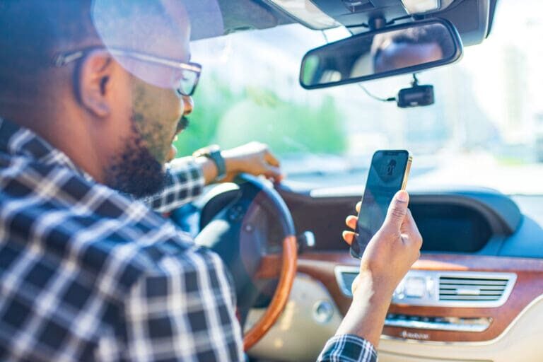 Estadísticas sobre la conducción distraída: cómo se compara Texas con otros estados
