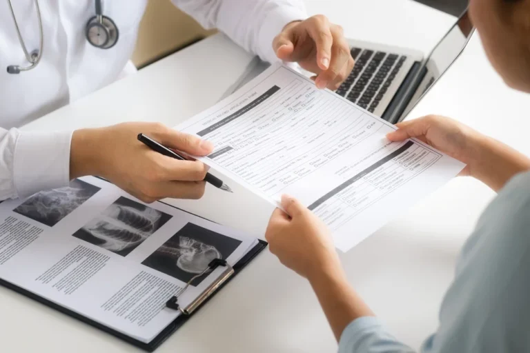 Un médico le entrega a un paciente su informe médico